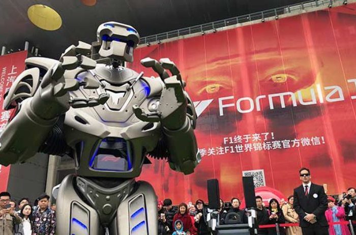 Titan robot artist