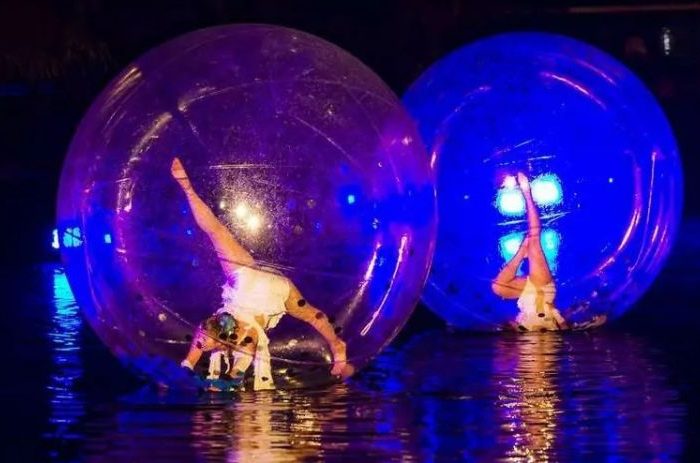 Water bubble acrobat